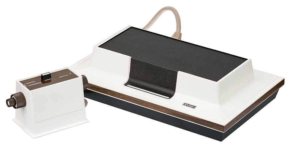 Die Magnavox Odyssey mit einem ihrer beiden Drehknopf-Controller