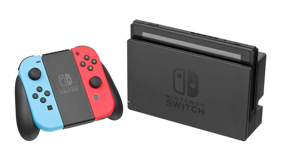 Die Nintendo Switch im Dock mit angesteckten Joy-Con-Controllern